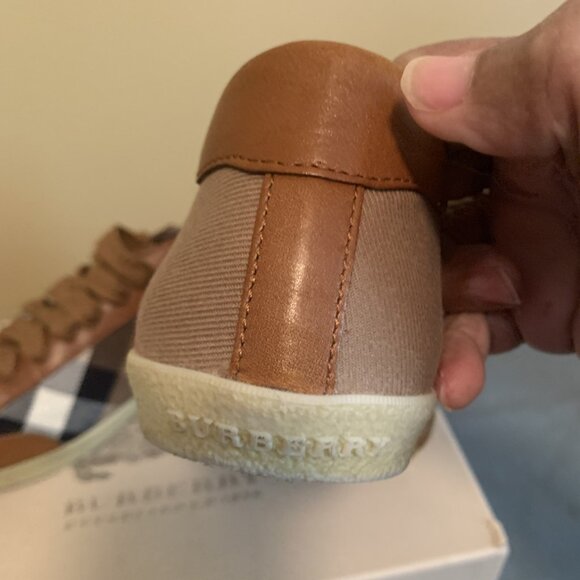 Burberry shoes - Picture 2 of 10